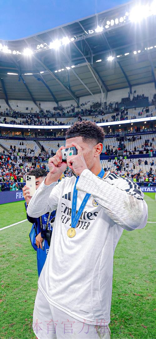 贝林厄姆-感谢环足奖授予最佳中场 一年五冠不错